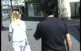 Dünner Euro -Teen mit haariger Muschi wird gefickt, während er ein Tier gedrucktes Kleid trägt, aus dem Fenster